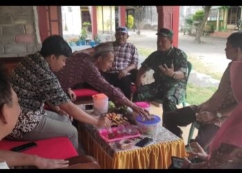 Pererat Hubungan Silaturahmi, Babinsa Koramil Srengat Anjangsana ke Rumah Warga Binaannya.