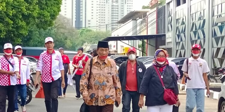 Andi Arief Dilaporkan Relawan Jokowi ke Polda Metro Jaya, Terkait Menyiarkan Berita Bohong.