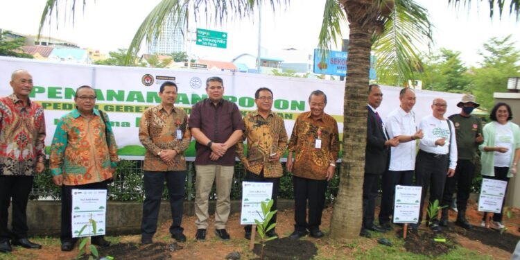 PGI Laksanakan Penanaman Sepuluh Juta Pohon dan Talkshow Revolusi Mental di GPIB Immanuel Batam.