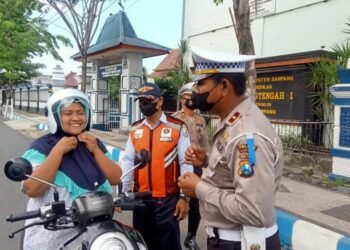 Gencar Lakukan Sosialisasi Satlantas Polres Sampang Tertib Berlalu Lintas Kepada Pengguna Jalan.