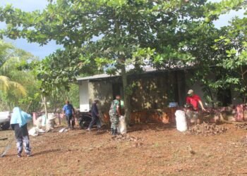 Prajurit TNI Kipan B Yonif 141/AYJP Gelar Kerja Bakti dan Bakti Sosial Sambut HUT TNI Ke-77.