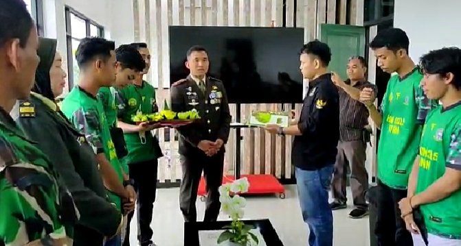 HUT TNI Ke-77, IMKL Tanjungpinang dan Tim Futsal Hangtuah Perkasa FC Berikan Kejutan ke Dandim 0315/Tanjungpinang.