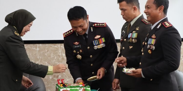 HUT TNI ke-77, Kapolresta Tanjungpinang Berikan Kejutan kepada Dandim.