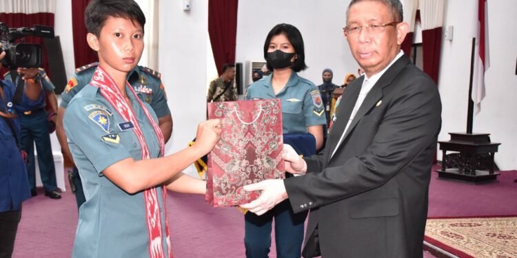 Prajurit TNI AL Lantamal XII Selesai Pendidikan Dapat Penghargaan Dari Gubernur Kalbar.