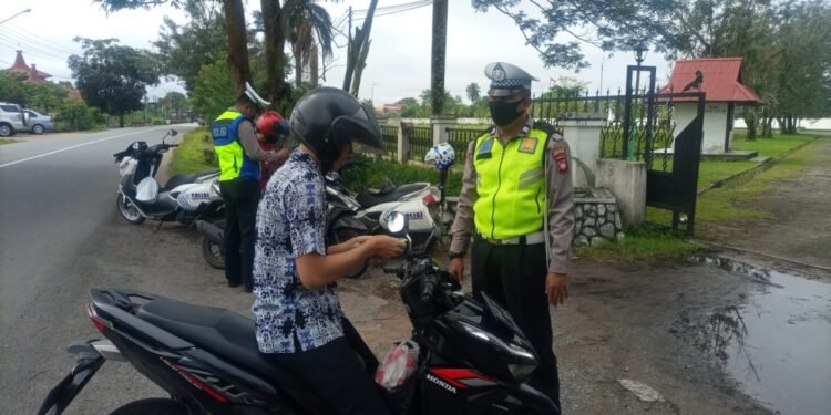 Polres Kubu Raya Berikan Himbauan Keselamatan Berkendara dalam Operasi Zebra Kapuas 2022.