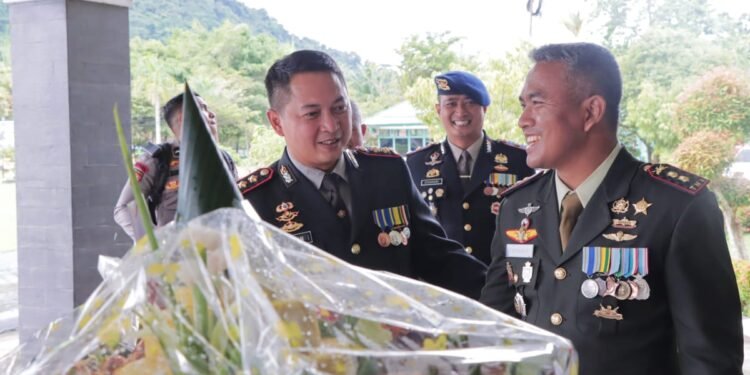 Pemberian Tumpeng Dalam Rangka HUT TNI ke-77 oleh Personel Batalyon B Pelopor.