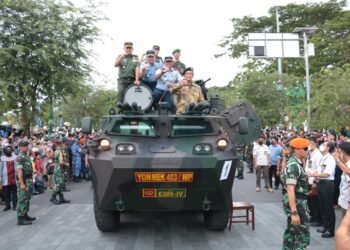 Kirab Drumband Taruna AAU Bersama Alutsista TNI di Hari HUT TNI ke-77.