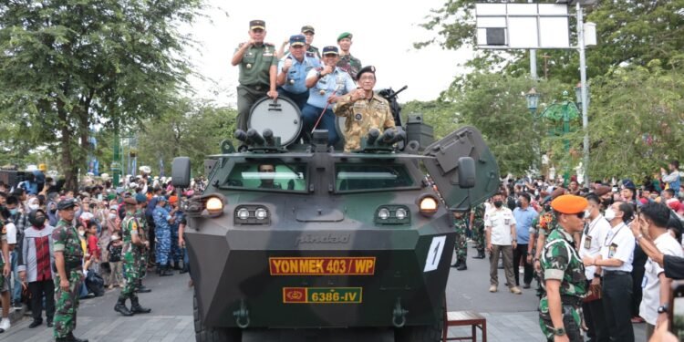 Kirab Drumband Taruna AAU Bersama Alutsista TNI di Hari HUT TNI ke-77.