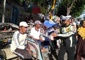 Satlantas Polres Sampang Di Jum.at Berkah Bagi-Bagi Nasi Bungkus Dalam Giat Bagi-Bagi Sadaqah.