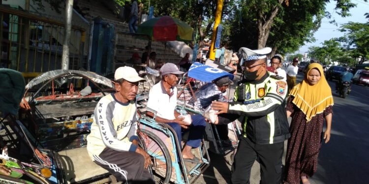 Satlantas Polres Sampang Di Jum.at Berkah Bagi-Bagi Nasi Bungkus Dalam Giat Bagi-Bagi Sadaqah.