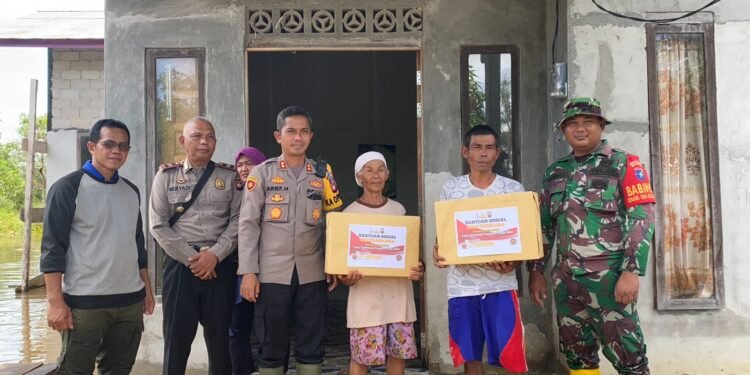 AKBP Arief Hidayat S.H., S.I.K., Langsung Turun Kelokasi Banjir Sembari Berikan Bansos Kewarga Terdampak Banjir.