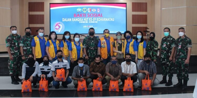 Bakti Sosial, Kolonel Tek Wisnu Saputro Berikan Sembako ke Masyarakat.