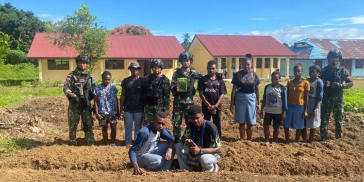 Kepedulian Kepada Siswa, Satgas Pamtas Yonif Raider 142/KJ Ajarkan Cara Bercocok Tanam.
