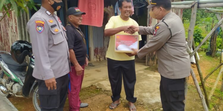 Polresta Tanjungpinang Membagikan Sembako Kepada Masyarakat Yang Terdampak Kenaikan Harga BBM.