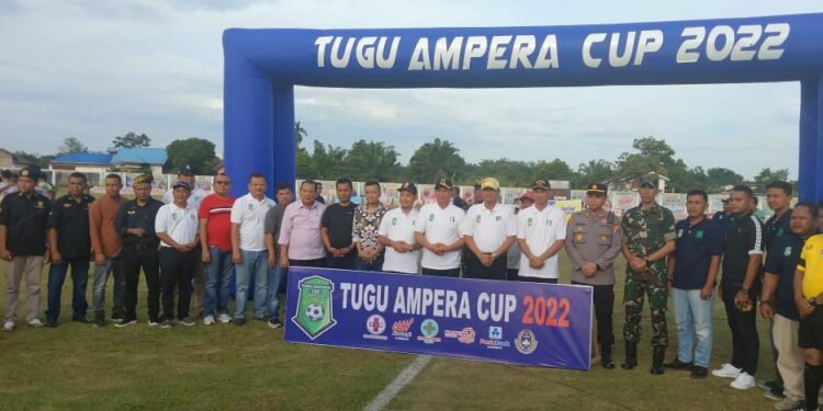 Pemkab Rohul Komitmen Dukung Olahraga, Kapolsek Ujung Batu, Dampingi Wabup Buka Turnamen Sepakbola Tugu Ampera Cup 2022.
