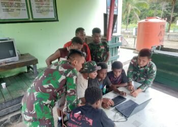 Mengenalkan Pendidikan Teknologi, Satgas Yonif 126/Kala Cakti Ajarkan Pengetahuan Komputer Kepada Anak-Anak di Wilayah Perbatasan.