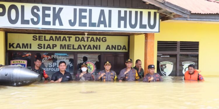Luarbiasa, Polres Ketapang Bersama Tim Gabungan Salurkan Bantuan Banjir Di Kecamatan Jelai Hulu.
