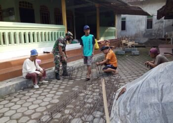Kompak, Babinsa Koramil Sanankulon Bersama Warga Masyarakat Gelar Kerja Bakti Rehab Mushola.