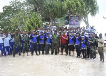 Kodam XVIII/Kasuari Gandeng SMA Taruna Kasuari Nusantara Tanami Bibit Mangrove.