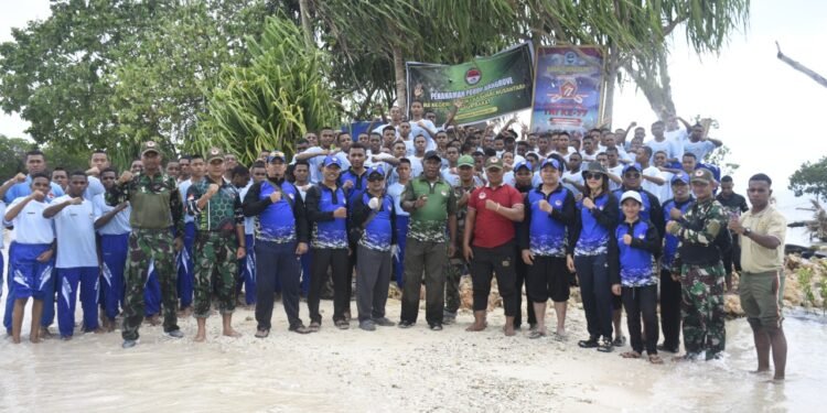 Kodam XVIII/Kasuari Gandeng SMA Taruna Kasuari Nusantara Tanami Bibit Mangrove.