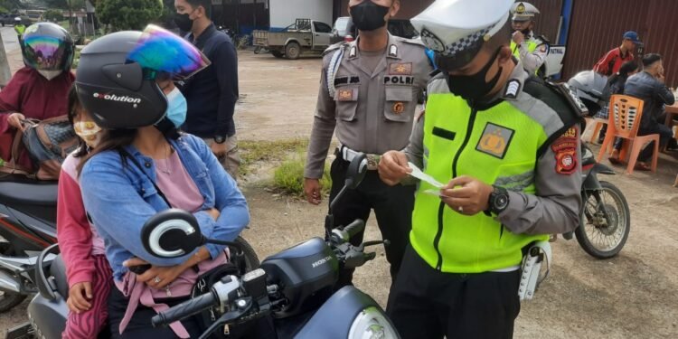 Polres Sekadau Rutin Periksa Surat dan Kelengkapan Kendaraan Dalam Ops Zebra Kapuas 2022.