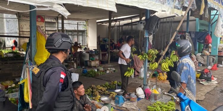 Patroli Rutin Brimob Kalbar Bantu Satuan Kewilayahan Menciptakan Kamtibmas Kondusif.