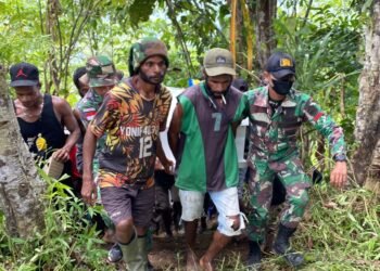 Turut Berduka Prajurit Satgas Yonif 126/KC Bantu Proses Pemakaman Masyarakat di Perbatasan.