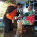 Satbrimob Polda Kalbar Bantu Puskesmas Bagikan Obat-obatan Kepada Warga Korban Banjir.