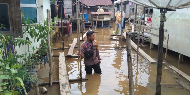 Banjir di Kecamatan Belitang Hilir Mulai Surut, Polisi Imbau Warga Tetap Waspada.
