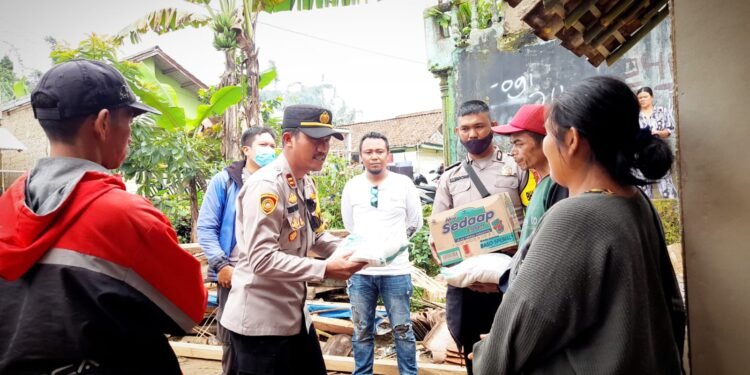 Polsek Nagrak Membantu Warga Yang Terkena Paska Musibah Bencana Alam Di Girijaya.