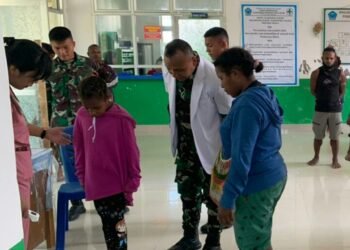 Cegah Stunting, Satgas Pamtas Yonif Raider 142/KJ Bersinergi Dengan Puskesmas Elelim Cek Gizi Anak-Anak.