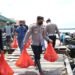 Kapolres Sekadau Turun Langsung Salurkan Bansos Bagi Masyarakat Desa Seberang Kapuas.