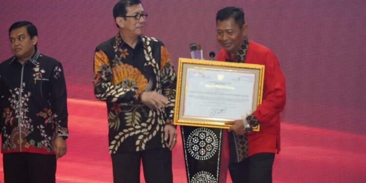 Berkelas! Kanwil Kemenkumham Riau Raih Penghargaan Terbaik III Pengelola Jaringan Dokumentasi dan Informasi Hukum Ketegori Kanwil Kemenkumham Se-Indonesia.