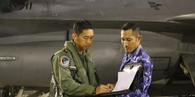 Tingkatkan Skill dan Profesiensi, Fighters Lanud Iswahjudi Latihan Terbang Malam.
