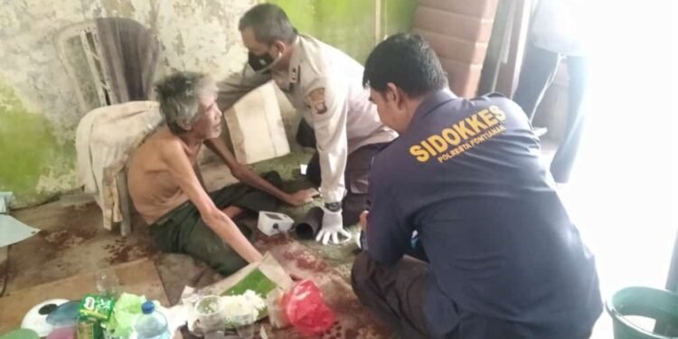 Personil Sidokkes Polresta Pontianak Bantu Pemeriksaan Kesehatan Seorang Lansia Warga Pontianak Barat.