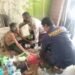 Personil Sidokkes Polresta Pontianak Bantu Pemeriksaan Kesehatan Seorang Lansia Warga Pontianak Barat.