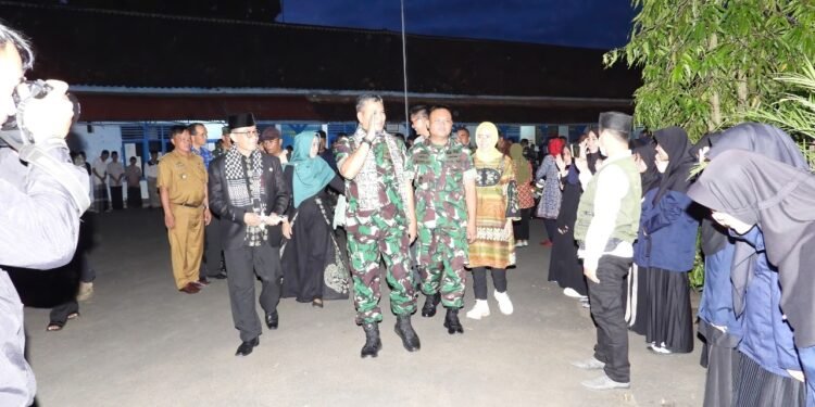 Pangdam III/SLW, disambut oleh Pimpinan Ponpes Darussalam dan Santri.