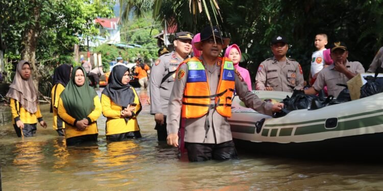 Hadir Ditengah Warga, Kapolres Ketapang dan Ketua Bhayangkari Cabang Ketapang Salurkan Bantuan Banjir Dari Ketua Umum Bhayangkari.