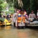 Hadir Ditengah Warga, Kapolres Ketapang dan Ketua Bhayangkari Cabang Ketapang Salurkan Bantuan Banjir Dari Ketua Umum Bhayangkari.