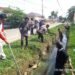 Gotong Royong Warga Membersihkan Parit Bersama Bhabinkamtibmas.