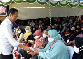 Presiden Jokowi Bagikan Bansos di Pasar Muntok Bangka Barat.