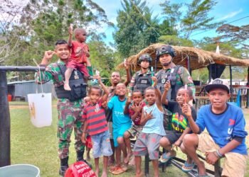 Pentingnya Hidup Bersih, Satgas Yonif R 142/KJ Ajarkan Anak-Anak Di Papua Cara Menggosok Gigi Yang Benar.