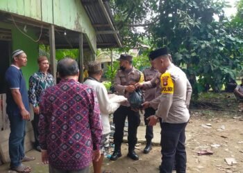 Pelukan Keluarga Duka Tak dapat Membendung Air Mata Freddy, Polsek Batu Ampar Bantu Proses Pemakaman Warganya.