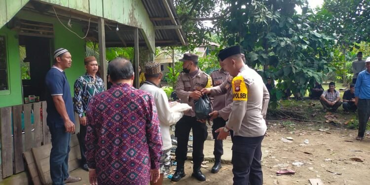 Pelukan Keluarga Duka Tak dapat Membendung Air Mata Freddy, Polsek Batu Ampar Bantu Proses Pemakaman Warganya.