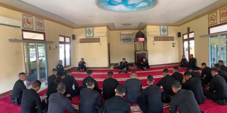 Satbrimob Polda Kalbar Kembali Menggelar Kegiatan Pembinaan Rohani dan Mental Dimasing-Masing Tempat Ibadah.