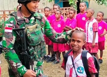 Ayo Belajar Dan Sekolah, Satgas Pamtas RI PNG Yonif R 142/KJ Bagikan Tas dan Buku Di Papua.