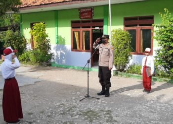 Kapolsek Sampang Tanamkan Nilai Luhur Pancasila Ke Murid SD Negeri Rong Tengah V.