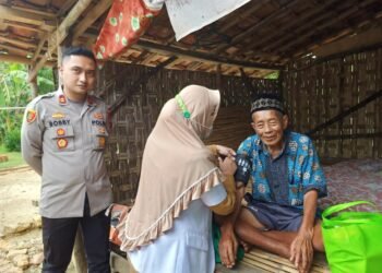 Iptu Bobby Bersama Forkopimcam Robatal Laksanakan Bansos Ke Penderita Katarak Di Desa Gunung Rancak.