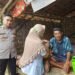 Iptu Bobby Bersama Forkopimcam Robatal Laksanakan Bansos Ke Penderita Katarak Di Desa Gunung Rancak.