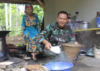 Kasdim 0612/Tsm Mayor Inf Deni Zaenal Mutaqin Bantu masyarakat Memasak di Dapur.